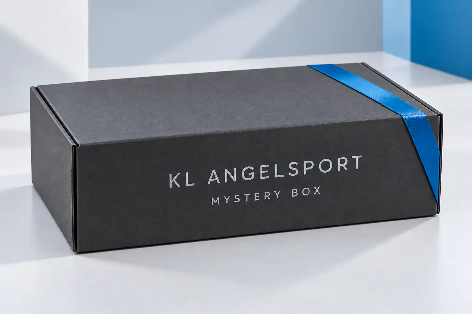 Geschlossene dunkelgraue KL Angelsport Mystery Box
