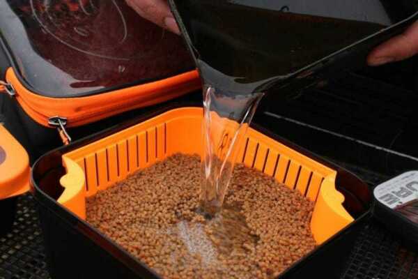 Futter für Methodfeeder wird abgegossen